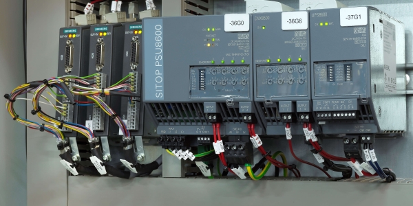 Elektrische componenten in kast